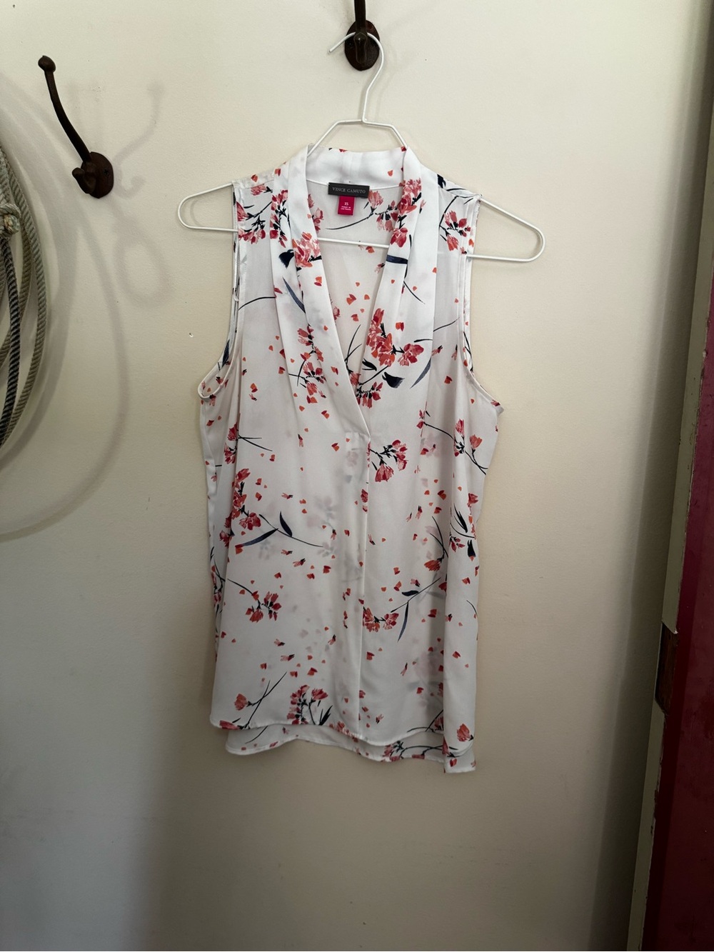 Vince Camuto White Sleeveless V-Neck Floral Camisole